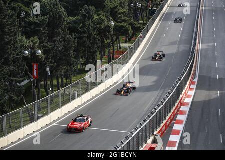 Safety CAR 33 VERSTAPPEN Max (nld), Red Bull Racing Honda RB16B, Action 11 PEREZ Sergio (mex), Red Bull Racing Honda RB16B, azione durante il Gran Premio di Formula 1 Azerbaigian 2021 dal 04 al 06 giugno 2021 sul circuito cittadino di Baku, a Baku, Azerbaigian - Foto Xavi Bonilla / DPPI / LiveMedia Foto Stock