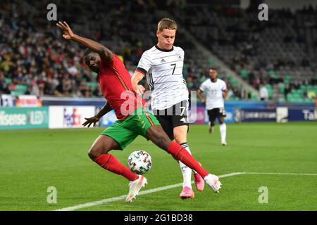 Lubiana, Slowenien. 06 giugno 2021. Florian Wirtz (GER), azione, duelli contro Abdu CONTE (por). Scena dell'area di penalità. Calcio U-21, FINALE UEFA Under21 Campionato europeo 2021 in Ungheria/Slovenia il 06.06.2021 a Lubiana, Stozice Stadium. Â di credito: dpa/Alamy Live News Foto Stock