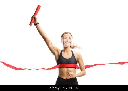 Donna sorridente che termina una gara di relè con un testimone in mano isolato su sfondo bianco Foto Stock