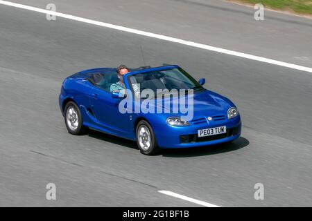 2003 BLUE MG Tf 1588cc benzina strada, sulla M6 autostrada vicino Preston a Lancashire, Regno Unito. Foto Stock