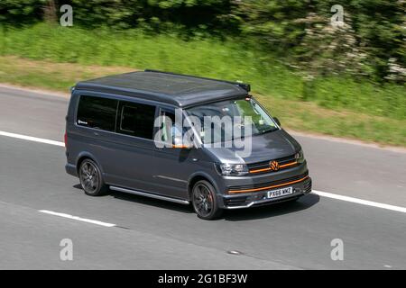 2016 grigio VW Volkswagen Transporter T30 T-Ln TDI BMT LCV furgone diesel, guidando sull'autostrada M6 vicino Preston a Lancashire, Regno Unito. Foto Stock