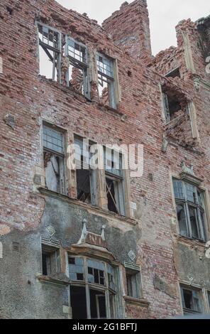 Rovinato edificio, vecchie rovine di casa di mattoni rotto da guerra, terremoto o altro disastro naturale. Foto Stock