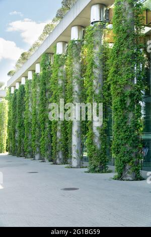 Białystok, POLONIA - 02 giugno 2021: Facciata verde naturale dell'edificio dell'Opera e della Filarmonica di Białystok. Architettura moderna, Green City, VE Foto Stock