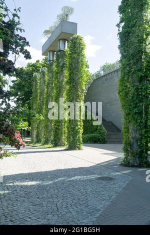 Białystok, POLONIA - 02 giugno 2021: Facciata verde naturale dell'edificio dell'Opera e della Filarmonica di Białystok. Architettura moderna, Green City, VE Foto Stock