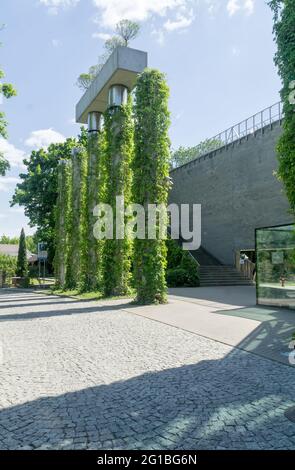 Białystok, POLONIA - 02 giugno 2021: Facciata verde naturale dell'edificio dell'Opera e della Filarmonica di Białystok. Architettura moderna, Green City, VE Foto Stock