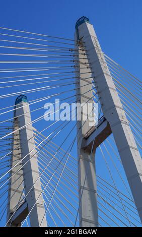 Il ponte era stato collegato al cielo blu Foto Stock