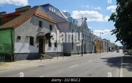 Białystok, Polonia - Giugno 03,2021: Via Warszawska; paesaggio urbano di strada storica a Bialystok con case cittadine e palazzi del XIX secolo. Foto Stock