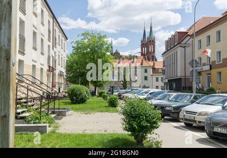 Bialystok, Polonia - 03 giugno 2021: Paesaggio urbano di Bialystok, vista di case cittadine, tetti rossi e torri della Basilica neo-gotica della Cattedrale. Foto Stock