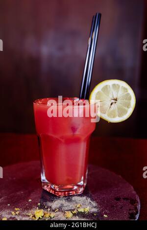 Bicchiere di cocktail Bloody Mary composto da vodka e succo di pomodoro servito con una fetta di limone Foto Stock