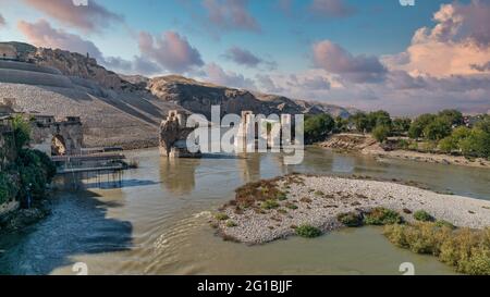 Hasankeyf, Turchia - Ottobre 2019: Resti della città di Hasankeyf sul fiume Tigris, famosa con grotte di pietra dopo essere stata evacuata. La città b Foto Stock