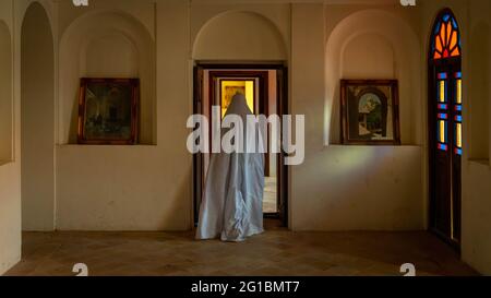 Kashan, Iran - Maggio 2019: Donna iraniana non identificata in Chador hijab camminando all'interno della Casa storica di Tabatabaei Natanzi Khaneh Foto Stock