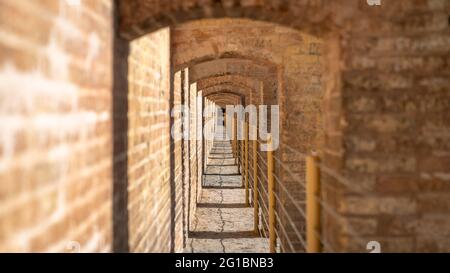 Isfahan, Iran - Maggio 2019: Dettaglio architettonico del Ponte di Allahverdi Khan noto anche come Ponte si-o-se-pol, uno dei ponti più antichi di Isfahan Foto Stock