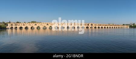 Isfahan, Iran - Maggio 2019: Ponte Allahverdi Khan conosciuto anche come ponte si-o-se-pol, uno dei ponti più antichi di Isfahan, Iran Foto Stock