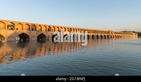 Isfahan, Iran - Maggio 2019: Il popolo iraniano sul Ponte di Allahverdi Khan conosciuto anche come Ponte si-o-se-pol Foto Stock