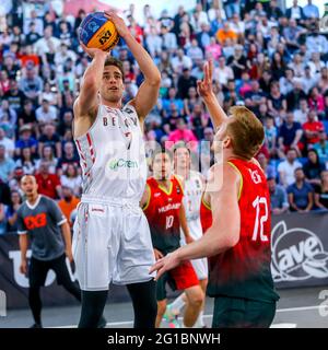 DEBRECEN, UNGHERIA - 6 GIUGNO: Rafael Bogaerts del Belgio, Ivan Keller dell'Ungheria durante la finale maschile della FIBA 3x3 torneo olimpico di qualificazione 2021 partita tra Belgio e Ungheria in piazza Kossuth il 6 giugno 2021 a Debrecen, Ungheria (Foto di Istvan Derencsenyi/Orange Pictures) Foto Stock