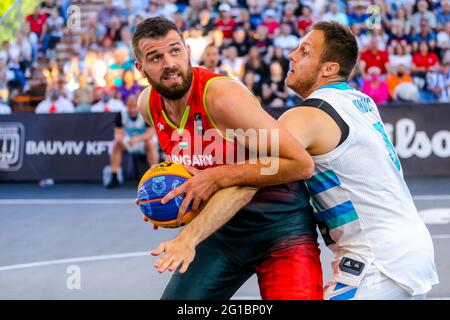 DEBRECEN, UNGHERIA - 6 GIUGNO: Tamas Ivosev di Ungheria, Adin Kavgic di Slovenia durante le semifinali uomini del torneo olimpico di qualificazione FIBA 3x3 2021 partita tra Slovenia e Ungheria in piazza Kossuth il 6 giugno 2021 a Debrecen, Ungheria (Foto di Istvan Derencsenyi/Orange Pictures) Foto Stock