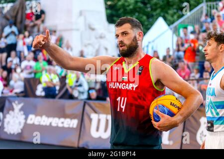 DEBRECEN, UNGHERIA - 6 GIUGNO: Tamas Ivosev di Ungheria durante le semifinali uomini della FIBA 3x3 Torneo Olimpico di qualificazione 2021 incontro tra Slovenia e Ungheria in piazza Kossuth il 6 giugno 2021 a Debrecen, Ungheria (Foto di Istvan Derencsenyi/Orange Pictures) Foto Stock