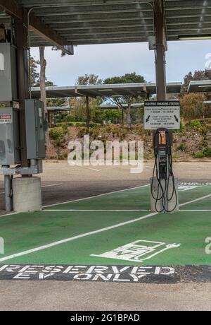 Santa Barbara, CA, USA - 2 giugno 2021: Strutture del City College. Stazione di ricarica per veicoli elettrici con punti di parcheggio verdi e installazione tecnica Foto Stock