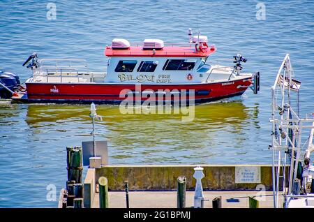 Il piroscafo del Dipartimento dei vigili del fuoco di Biloxi, Serena G, passa davanti al porto di Biloxi Small Craft, il 30 maggio 2021, a Biloxi, Mississippi. Foto Stock
