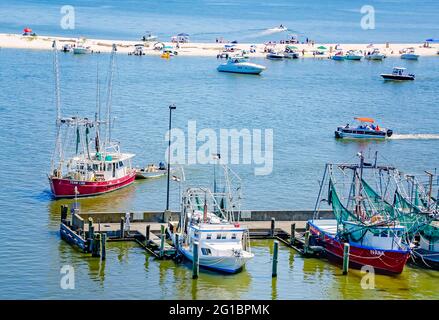 Una barca di gamberi entra nel porto di Biloxi Small Craft tirando uno skiff, 30 maggio 2021, a Biloxi, Mississippi. Foto Stock