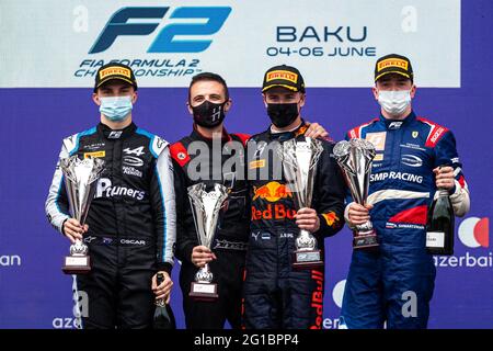 Podio gara 3 con i VIP Juri (est), Gran Premio di Hitech, Dallara F2, ritratto, Piastri Oscar (aus), Premio Racing e Shwartzman Robert (rus), Prema Racing durante il 3° round del Campionato FIA Formula 2 2021 dal 04 al 06 giugno 2021 sul circuito cittadino di Baku, a Baku, Azerbaigian - Foto Sebastiaan Rozendaal / Dutch Photo Agency / DPPI / LiveMedia Foto Stock