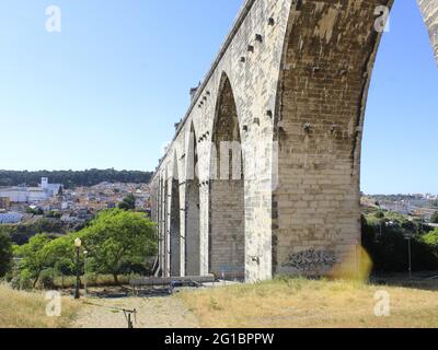 Lisboa, Lisboa Portogallo. 6 Giugno 2021. (INT) Acquedotto di Aguas Livres a Lisbona. 6 giugno 2021, Lisbona, Portogallo: Veduta dell'acquedotto di Aguas Livres, un'opera ingegneristica del XVIII secolo che forniva grande Lisbona. Si trova a 14 km dalla sorgente principale, a Canecas, a Mae d'Agua das Amoreiras. Insieme ad altri acquedotti di distribuzione secondaria, ha formato una rete di approvvigionamento di 59 km per la città. Credit: Edson de Souza/TheNews2 Credit: Edson De Souza/TheNEWS2/ZUMA Wire/Alamy Live News Foto Stock