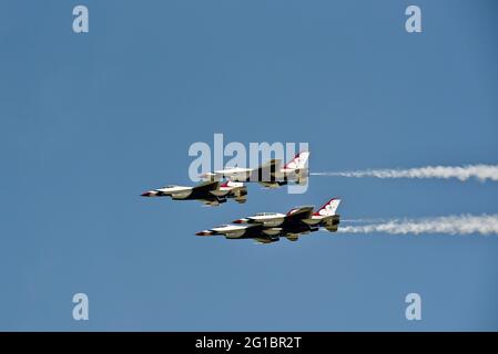 US Air Force Thunderbirds, F-16 aerei da combattimento, squadrone dimostrativo d'aria, in formazione di volo al Fly-in EAA (AirVenture), Oshkosh, Wisconsin, USA Foto Stock