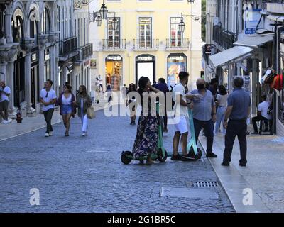 Lisboa, Lisboa Portogallo. 6 Giugno 2021. (INT) Turismo a Lisbona. 6 giugno 2021, Lisbona, Portogallo: Movimento di persone tra le stazioni Baixo-Chiado e Rossio, a Lisbona, la domenica di primavera. Credit: Edson de Souza/TheNews2 Credit: Edson De Souza/TheNEWS2/ZUMA Wire/Alamy Live News Foto Stock