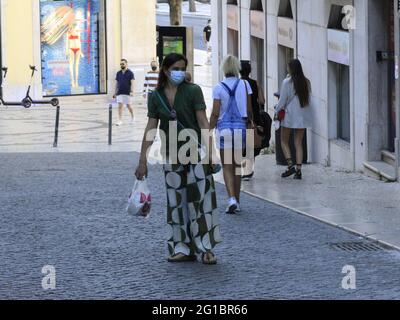 Lisboa, Lisboa Portogallo. 6 Giugno 2021. (INT) Turismo a Lisbona. 6 giugno 2021, Lisbona, Portogallo: Movimento di persone tra le stazioni Baixo-Chiado e Rossio, a Lisbona, la domenica di primavera. Credit: Edson de Souza/TheNews2 Credit: Edson De Souza/TheNEWS2/ZUMA Wire/Alamy Live News Foto Stock