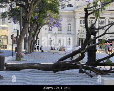 Lisboa, Lisboa Portogallo. 6 Giugno 2021. (INT) Turismo a Lisbona. 6 giugno 2021, Lisbona, Portogallo: Movimento di persone tra le stazioni Baixo-Chiado e Rossio, a Lisbona, la domenica di primavera. Credit: Edson de Souza/TheNews2 Credit: Edson De Souza/TheNEWS2/ZUMA Wire/Alamy Live News Foto Stock