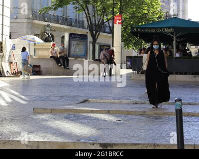 Lisboa, Lisboa Portogallo. 6 Giugno 2021. (INT) Turismo a Lisbona. 6 giugno 2021, Lisbona, Portogallo: Movimento di persone tra le stazioni Baixo-Chiado e Rossio, a Lisbona, la domenica di primavera. Credit: Edson de Souza/TheNews2 Credit: Edson De Souza/TheNEWS2/ZUMA Wire/Alamy Live News Foto Stock