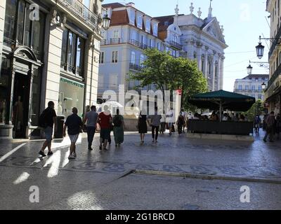 Lisboa, Lisboa Portogallo. 6 Giugno 2021. (INT) Turismo a Lisbona. 6 giugno 2021, Lisbona, Portogallo: Movimento di persone tra le stazioni Baixo-Chiado e Rossio, a Lisbona, la domenica di primavera. Credit: Edson de Souza/TheNews2 Credit: Edson De Souza/TheNEWS2/ZUMA Wire/Alamy Live News Foto Stock