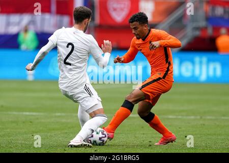 ENSCHEDE, PAESI BASSI - 6 GIUGNO: OTAR Kakabadze della Georgia e Owen Wijndal dei Paesi Bassi battaglia per possesso durante la partita internazionale amichevole tra Paesi Bassi e Georgia al FC Twente Stadion il 6 giugno 2021 a Enschede, Paesi Bassi (Foto di Andre Weening/Orange Pictures) Credit: Orange Pics BV/Alamy Live News Foto Stock