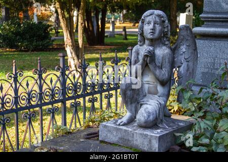 Una statua di un angelo su un'antica lapide al Ondrejský cintorín (S. Andrew's Cemetery) a Bratislava. Bratislava, Slovacchia. 2020-11-07. Foto Stock