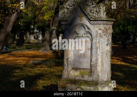 Un'antica lapide (degli anni '40) presso la Ondrejský cintorín (St Andrew's Cemetery) a Bratislava. Bratislava, Slovacchia. 2020-11-07. Foto Stock