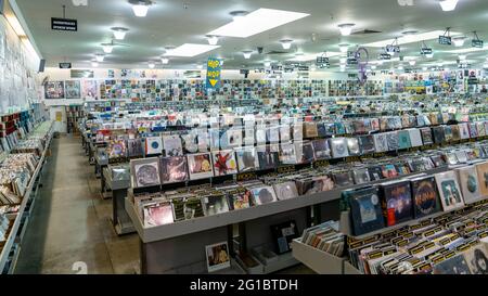 San Francisco, California, USA, 2019 agosto: Negozio di musica con immagine retrò di scatole con dischi giradischi in vinile, San Francisco, USA Foto Stock