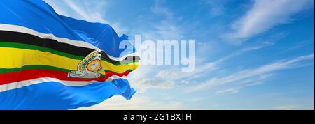 Minsk, Bielorussia - Maggio, 2021: Bandiera della Comunità dell'Africa Orientale che sventolava nel vento a flagpole sullo sfondo del cielo blu. illustrazione 3d. Foto Stock