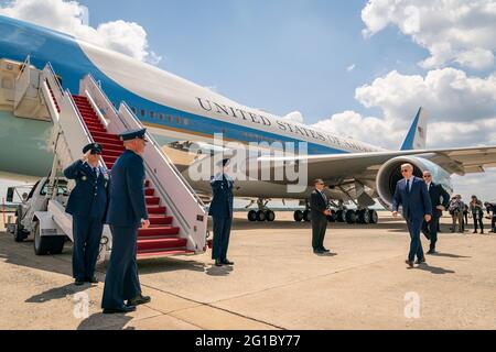 Il presidente Joe Biden si affida all'Air Force One alla base congiunta Andrews, Maryland, sulla strada per l'aeroporto internazionale Hopkins di Cleveland, giovedì 27 maggio 2021. (Foto ufficiale della Casa Bianca di Adam Schultz) Foto Stock