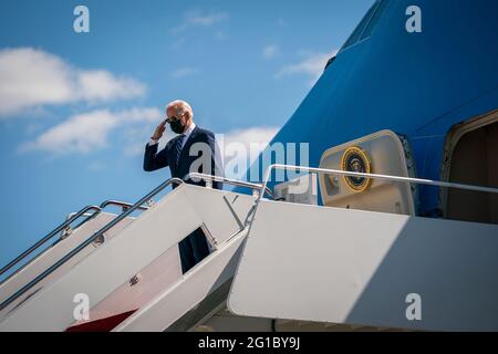 Il presidente Joe Biden sbarca Air Force One all'aeroporto internazionale di Chennault a Lake Charles, Louisiana, giovedì 6 maggio 2021. (Foto ufficiale della Casa Bianca di Adam Schultz) Foto Stock