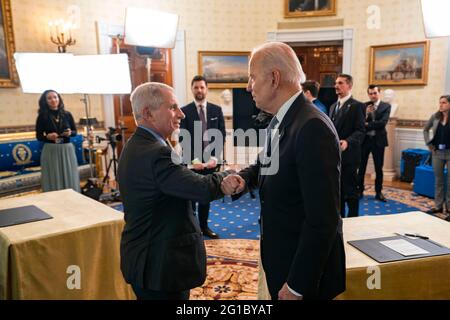 Il presidente Joe Biden partecipa ad una sala cittadina di Q&A con il capo consulente medico del presidente Dr. Anthony Fauci lunedì 17 maggio 2021, nella Sala Blu della Casa Bianca. (Foto ufficiale della Casa Bianca di Adam Schultz) Foto Stock