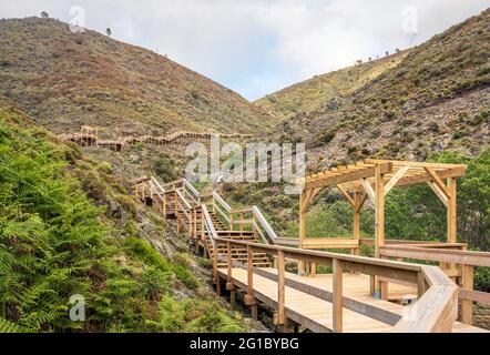 Paesaggio di Serra da Lousã con la passeggiata Ribeira de Quelhas lungo la collina di Coentral, Castanheira de Pera, Portogallo. Foto Stock