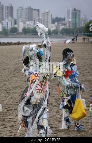 Vancouver, Canada. 6 Giugno 2021. Le figure realizzate con materie plastiche rimosse dalle coste sono esposte a Kitsilano Beach a Vancouver, British Columbia, Canada, il 6 giugno 2021. Creato dall'artista multidisciplinare Caitlin Doherty e realizzato con materie plastiche rimosse dalle coste canadesi, un insieme di figure denominate beachgoer in plastica incarnano il contributo collettivo delle persone all'inquinamento plastico, portano il tema dell'inquinamento delle coste in prima linea. Credit: Liang Sen/Xinhua/Alamy Live News Foto Stock