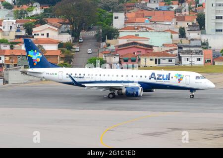 Embraer ERJ 190 di Azul Airlines (Linhas Aéreas) presso la pista dell'aeroporto di Congonhas prima della partenza. Aeroporto vicino a case residenziali. PR-AZG E190. Foto Stock