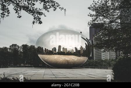 Si trova nello skyline del centro di Chicago e nella scultura Cloud Gate, nota anche come Bean Foto Stock