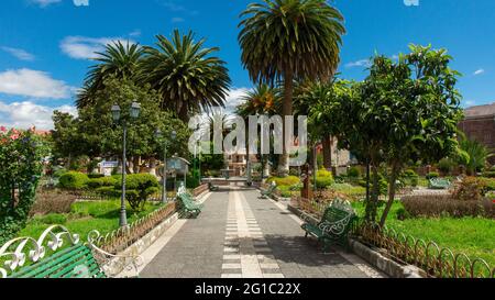 Salcedo, Cotopaxi / Ecuador - 5 giugno 2021: Vista del parco centrale di Salcedo chiuso dalla pandemia nel centro della città in una giornata di sole Foto Stock