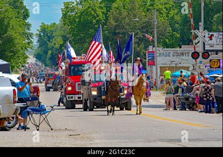 Miss Rodeo Kansas 2021 Tiffany McCaffrey of Hays e Miss Rodeo K-state 2021 Jessica Klumpe of Olpe hanno condotto la sfilata annuale del rodeo di Flint Hills a strong City alla conclusione del rodeo del fine settimana. Il Flint Hills Rodeo è il più antico rodeo consecutivo del Kansas a partire dal 1937 presso la fattoria Emmett Roberts di strong City. 5 giugno 2021. Credito: Mark Reinstein/MediaPunch Foto Stock