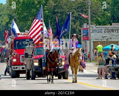 Miss Rodeo Kansas 2021 Tiffany McCaffrey of Hays e Miss Rodeo K-state 2021 Jessica Klumpe of Olpe hanno condotto la sfilata annuale del rodeo di Flint Hills a strong City alla conclusione del rodeo del fine settimana. Il Flint Hills Rodeo è il più antico rodeo consecutivo del Kansas a partire dal 1937 presso la fattoria Emmett Roberts di strong City. 5 giugno 2021. Credito: Mark Reinstein/MediaPunch Foto Stock