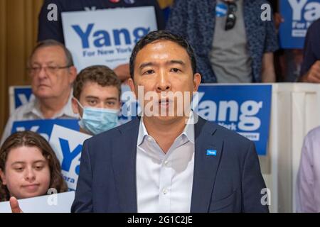 NEW YORK, NY – GIUGNO 06: Il candidato Mayoral Andrew Yang ha disponibilità mediatica parlando dell'approvazione della Rep. Alexandria Ocasio-Cortez di Maya Wiley il 6 giugno 2021 a New York City. Andrew Yang dice che abbiamo bisogno della polizia e 'non c'è sicurezza pubblica senza la polizia.' In riferimento alla Sig.ra Wiley: 'Non possiamo continuare a tornare al pozzo delle stesse persone che gestiscono la nostra città a terra e si aspettano che le cose cambino'. Per quanto riguarda la Rep. Ocasio-Cortez: 'AOC ha molte persone che la sostengono e la seguono e non vedo l'ora di lavorare con lei dopo che sono sindaco per risolvere i problemi che un Foto Stock