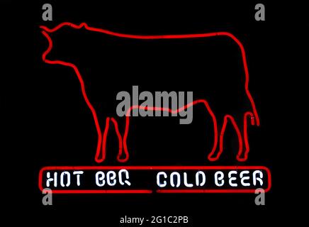 Birra fredda al neon e barbecue con Cow Photo Composite Foto Stock