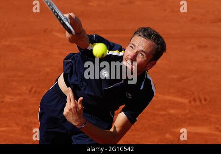 Parigi, Francia. 6 Giugno 2021. Daniil Medvedev della Russia serve durante la quarta partita maschile tra Daniil Medvedev della Russia e Cristian Garin del Cile al torneo di tennis French Open di Roland Garros a Parigi, 6 giugno 2021. Credit: Gao Jing/Xinhua/Alamy Live News Foto Stock
